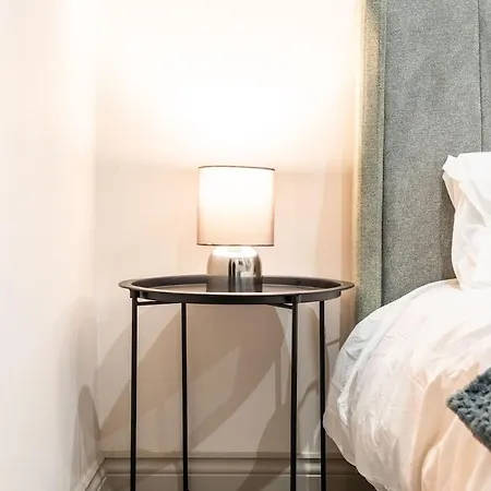 Stylish City-centre - Sleeps 4 - شقة *