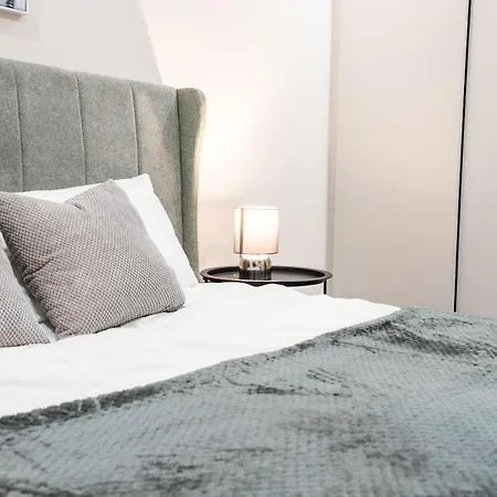 Stylish City-centre - Sleeps 4 - *