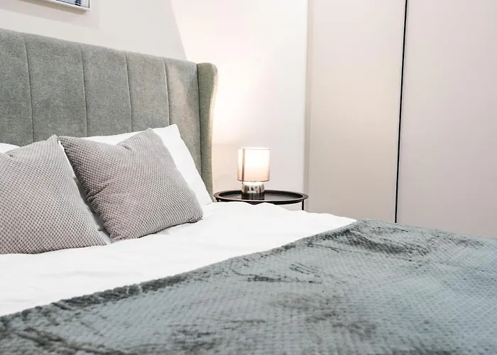 Stylish City-centre - Sleeps 4 - *